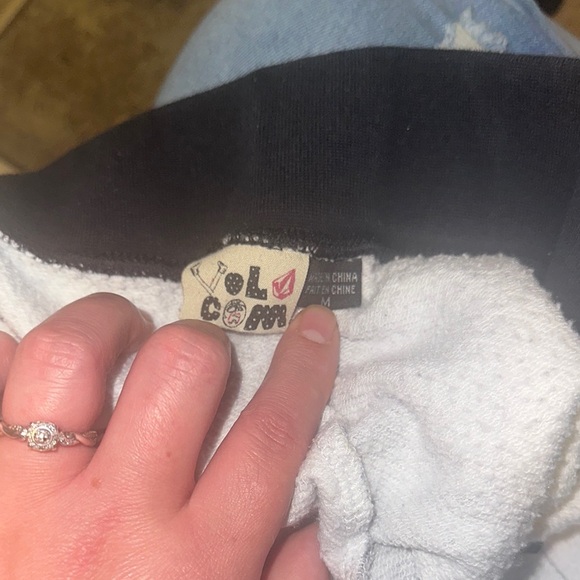 Women’s Medium Volcom Green and Black Plaid Bermuda Shorts Size 28 - Picture 3 of 3